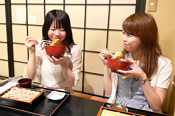 同僚と食事をしている写真